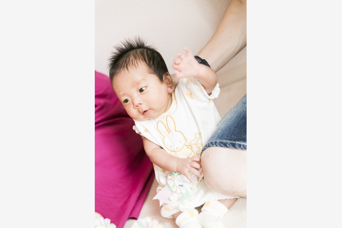24to Produceが出張撮影した家族写真(キッズ,ベビーフォト)などが写った「ニューボーンフォト」の家族写真