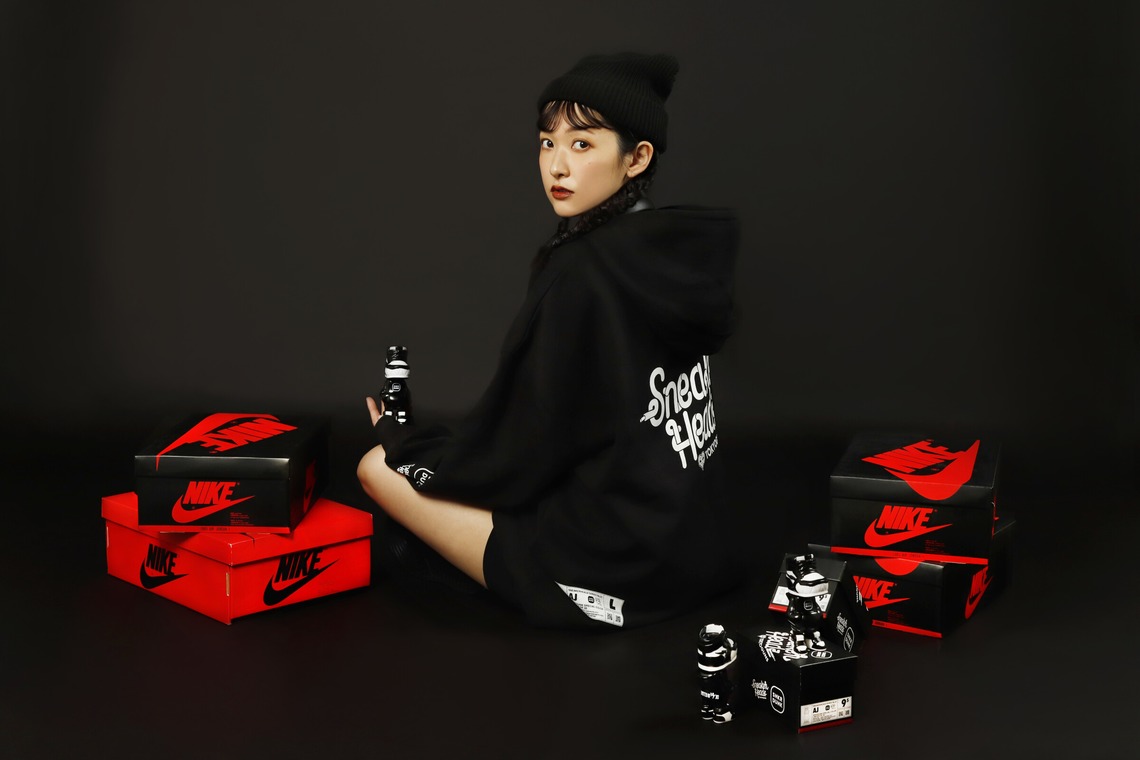 エレーナが撮影した写真のアルバム「HYPEDROP x TOKYOGUNS」