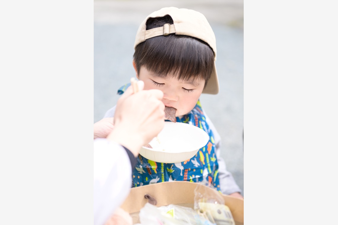 大塚由充が出張撮影した家族写真(キッズ,ベビーフォト)などが写った「屋外バーベキューで楽しむ子供たち風景」の家族写真