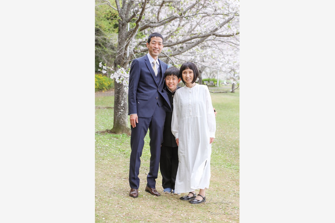 なかがわさとみが出張撮影した家族写真(キッズ,ベビーフォト)などが写った「中学校入学の日に桜と撮影」の家族写真