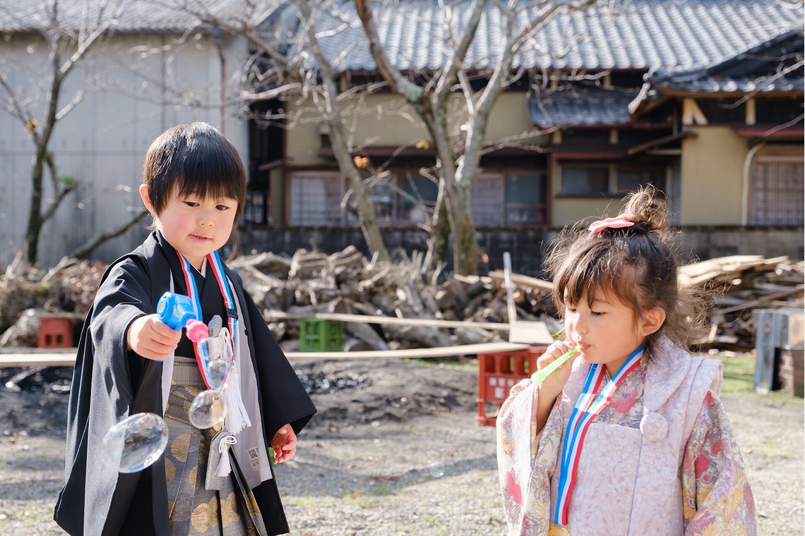 高夏写真店が出張撮影した家族写真(キッズ,ベビーフォト)などが写った「七五三の撮影」の家族写真