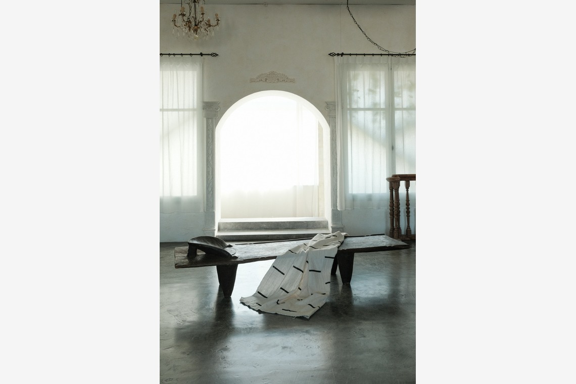 SEE LIKE PHOTOが撮影した「インテリア　雑貨　アンティーク　自然光　ラグジュアリー」の写真