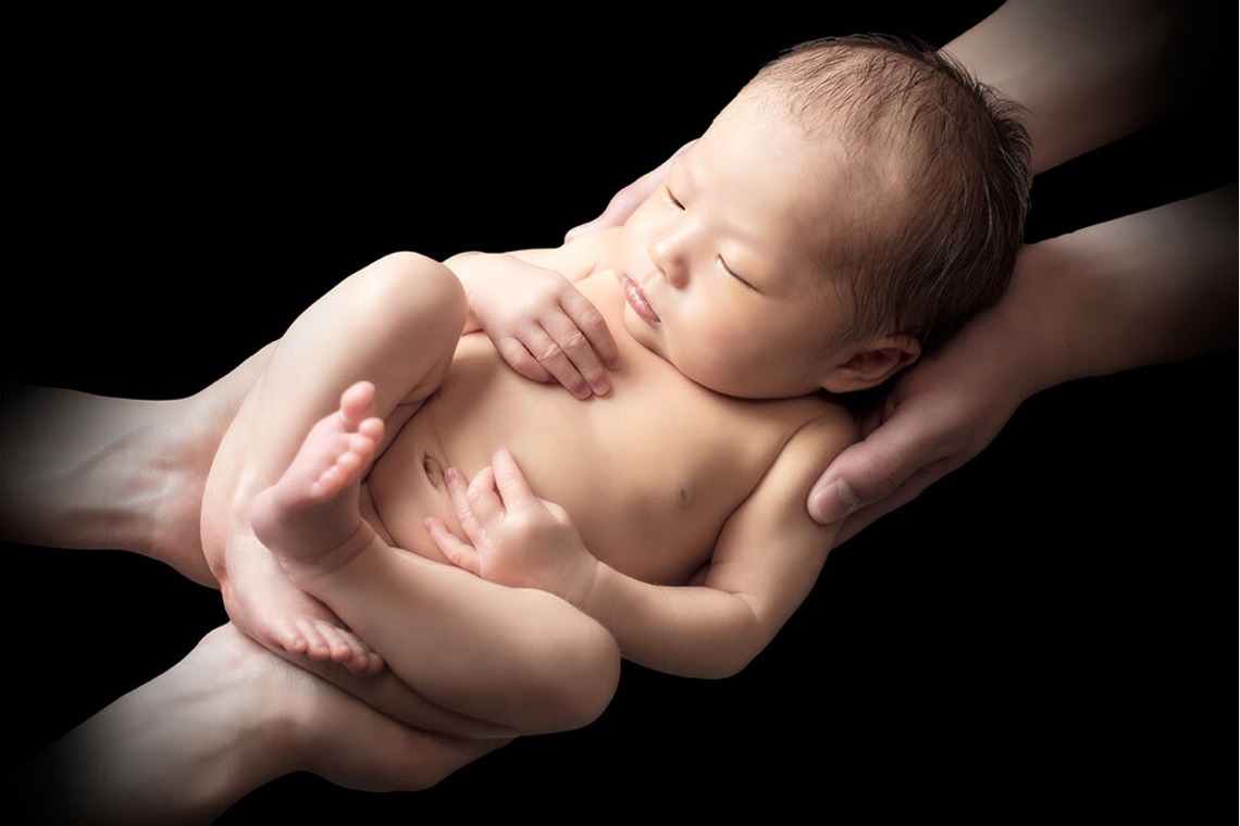 AXiS Photo Servise 藤井靖史が出張撮影した家族写真(キッズ,ベビーフォト)などが写った「ニューボーンフォト」の家族写真