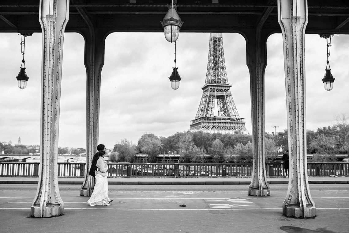 Petite Nao Photographyが撮影した「秋のパリでのフォトウェディング（トロカデロ広場、セーヌ川沿い、ビルアケム橋、バス、オルセー美術館、ルーブル美術館、パレロワイヤル、ギャルリーヴィヴィエンヌ）」の写真