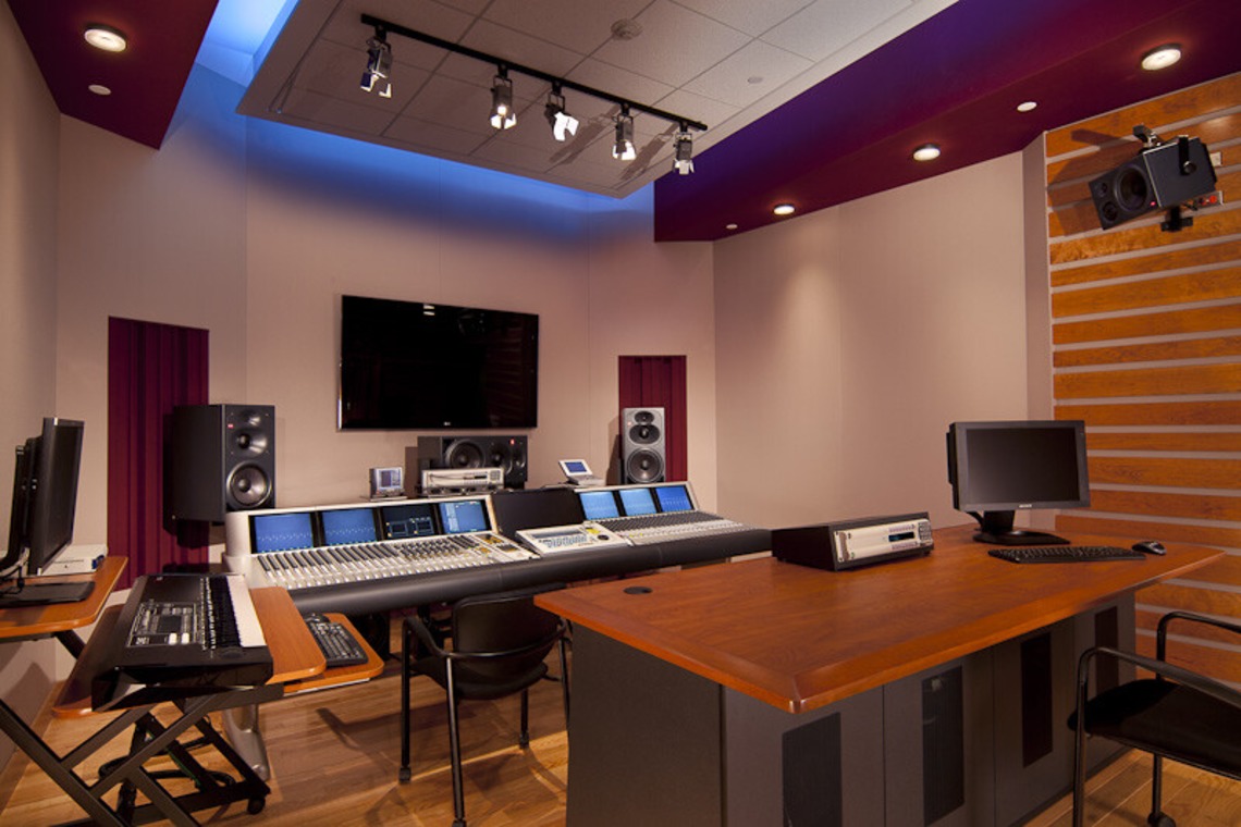 富岡敦が撮影した写真のアルバム「テレビ・ラジオ局」