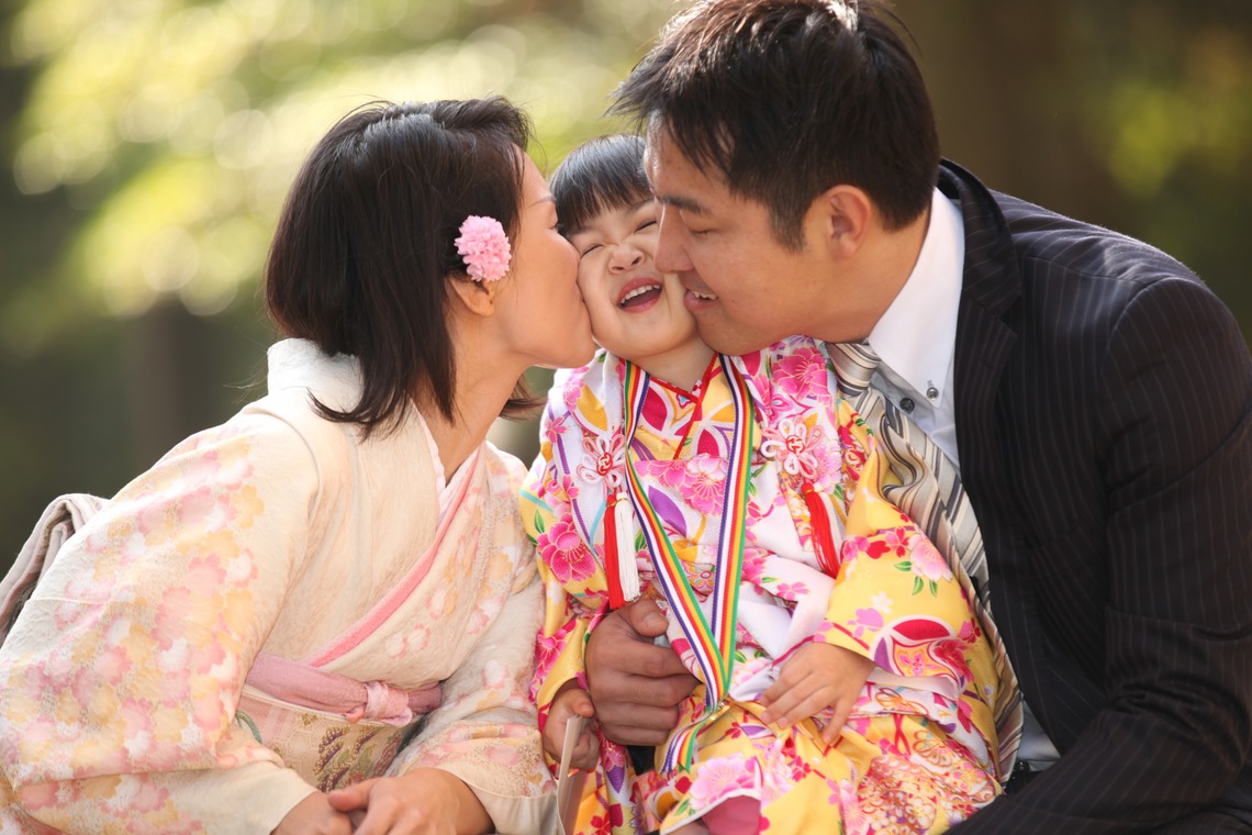 Kan Suzuki  photographyが出張撮影した家族写真(キッズ,ベビーフォト)などが写った「根津神社　七五三」の家族写真