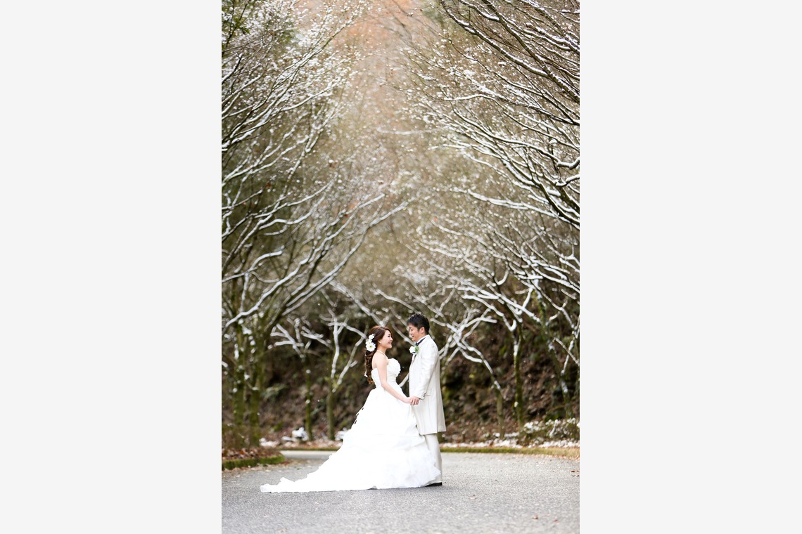 KIKIウェディングが撮影した写真のアルバム「白い雪での二人」