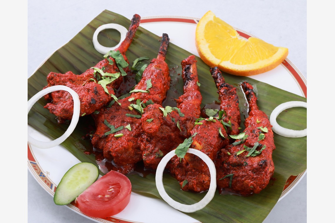 森安　照が撮影した「インド料理メニュー　カレー・ビリヤニ・ナン・チーズナン・チキン・サモサ・ビリヤニ」の写真