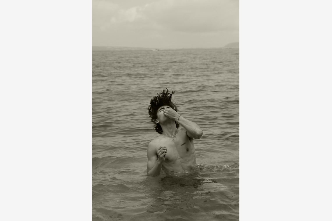 エレーナが撮影した写真のアルバム「信憑性＆真実」