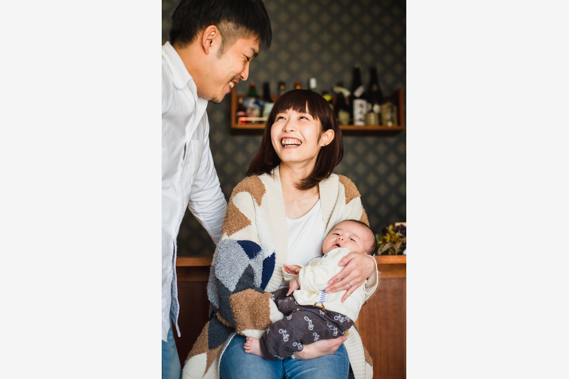 ゾクが出張撮影した家族写真(キッズ,ベビーフォト)などが写った「ニューボーンフォト」の家族写真