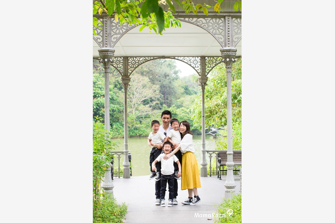 ママラッチが出張撮影した家族写真(キッズ,ベビーフォト)などが写った「ボタニック・ガーデン」の家族写真
