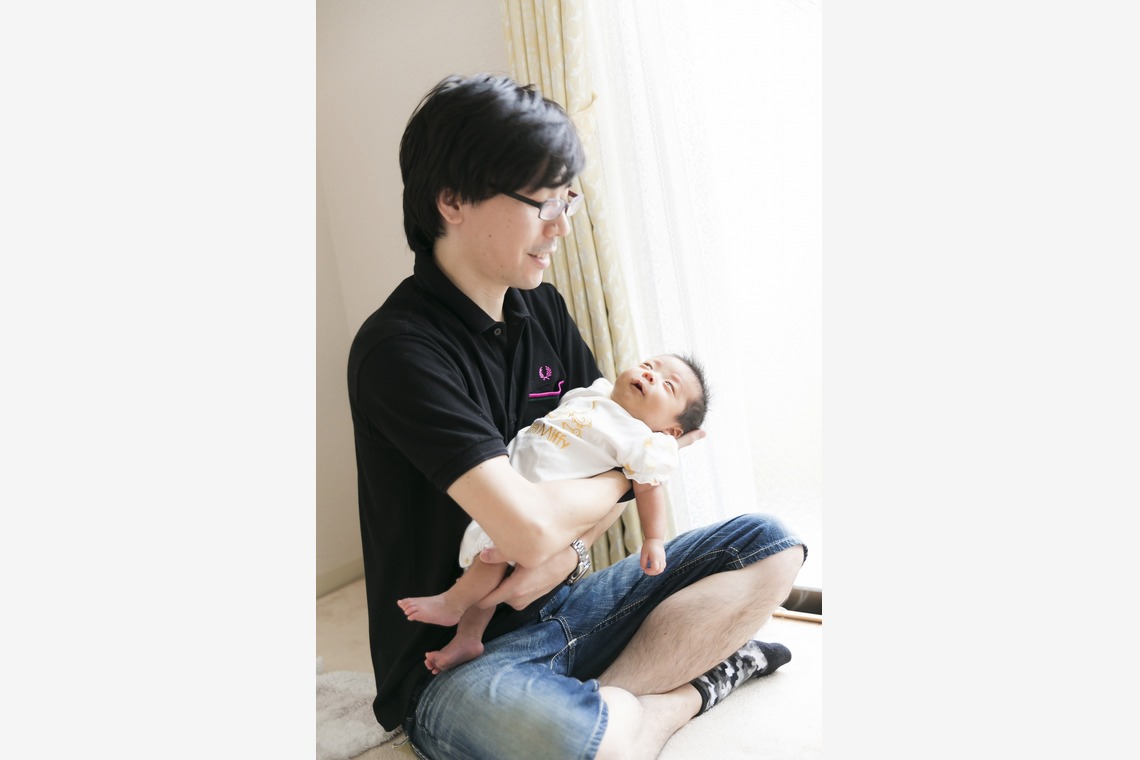 24to Produceが出張撮影した家族写真(キッズ,ベビーフォト)などが写った「ニューボーンフォト」の家族写真