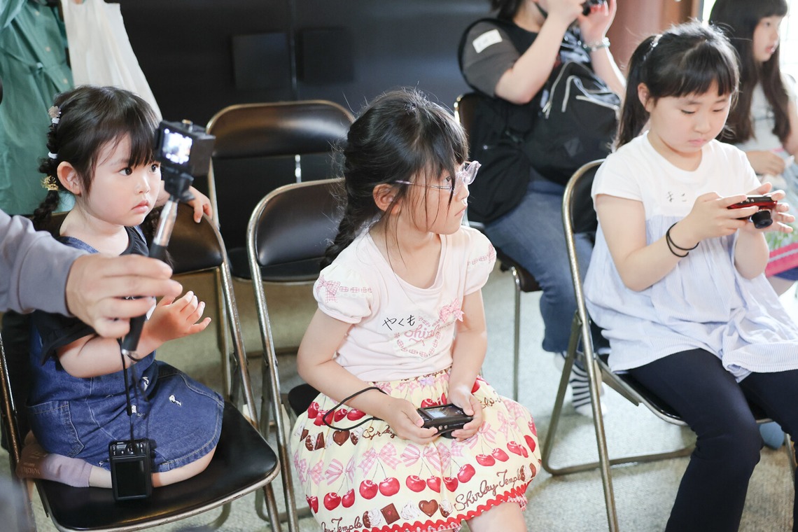 ちずカメラが撮影した「写真家　橘田龍馬さんの子供写真教室の様子」の写真