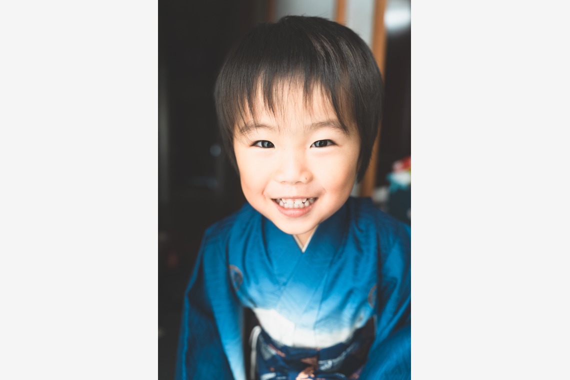しるし寫眞館が出張撮影した家族写真(キッズ,ベビーフォト)などが写った「7歳3歳姉弟七五三」の家族写真
