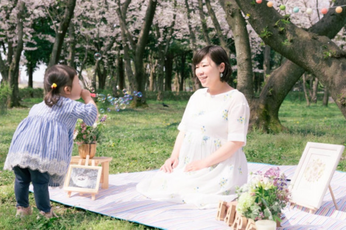 富岡 そよぎが撮影した「桜の季節のマタニティフォト」の写真