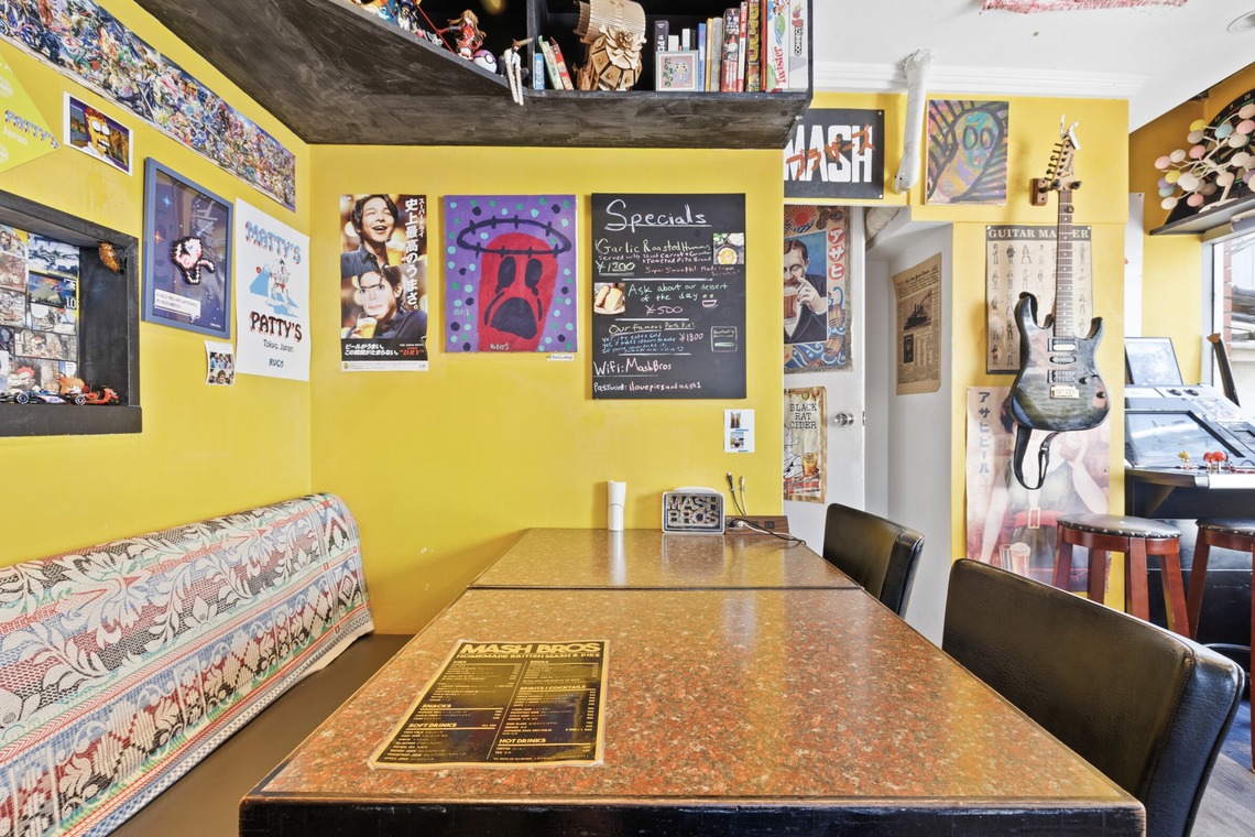 山内　信弥が撮影した「ブリティッシュパブ、タトゥースタジオ」の写真