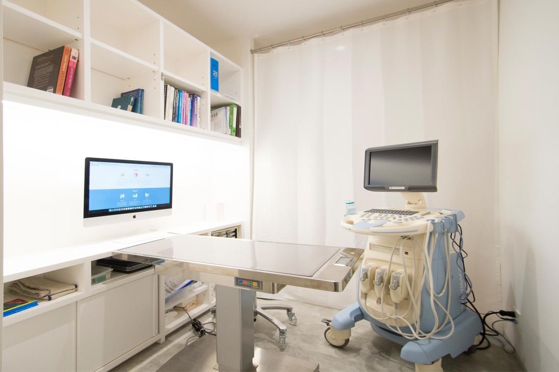 佳川奈央が撮影した写真のアルバム「クリニック」