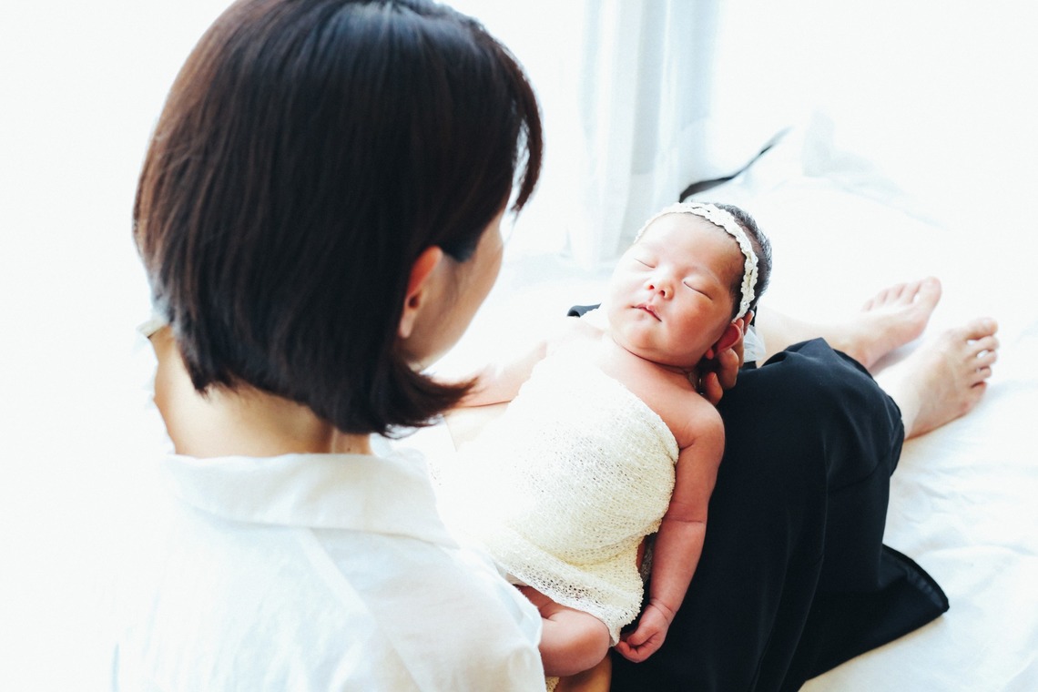 出張撮影HUG TIMEが撮影した「自宅でナチュラルなニューボーンフォト」の写真