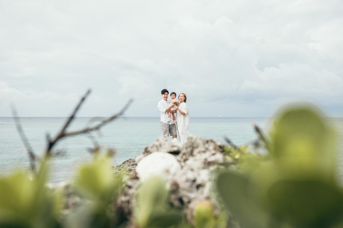ポートレート沖縄が出張撮影した家族写真(キッズ,ベビーフォト)などが写った「自然の中の家族の自然な姿＠読谷村の海岸と芝生」の家族写真