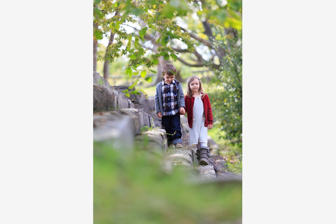 Bernard Lykesが出張撮影した家族写真(キッズ,ベビーフォト)などが写った「シスターズ・サマー・プレイ」の家族写真