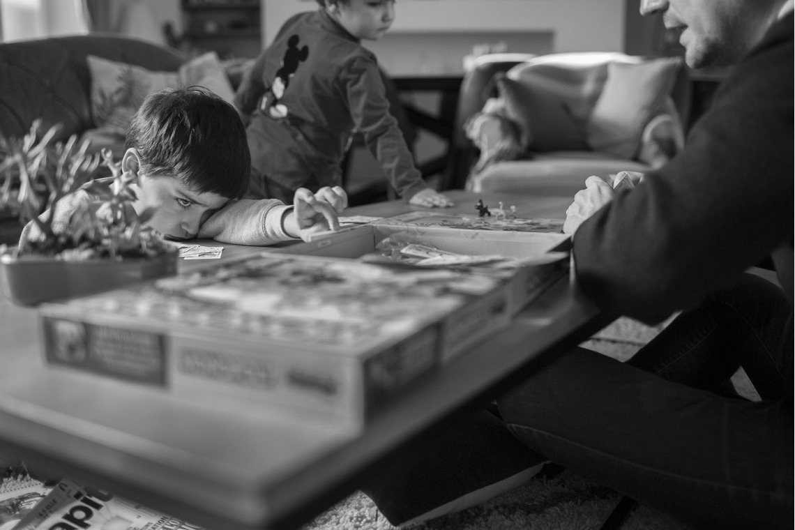 Petite Nao Photographyが出張撮影した家族写真(キッズ,ベビーフォト)などが写った「自宅でのドキュメンタリー形式の家族写真」の家族写真