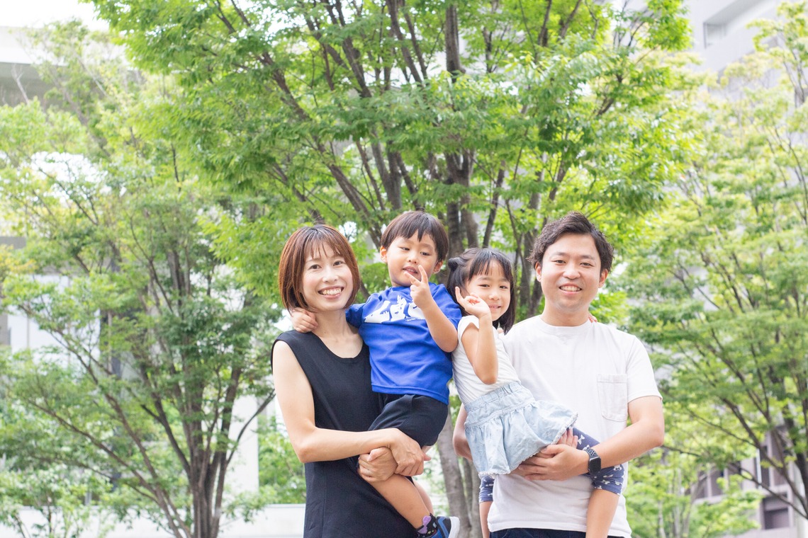 出張撮影　ラブフォト•ブーケが出張撮影した家族写真(キッズ,ベビーフォト)などが写った「思いでの公園で家族の写真」の家族写真