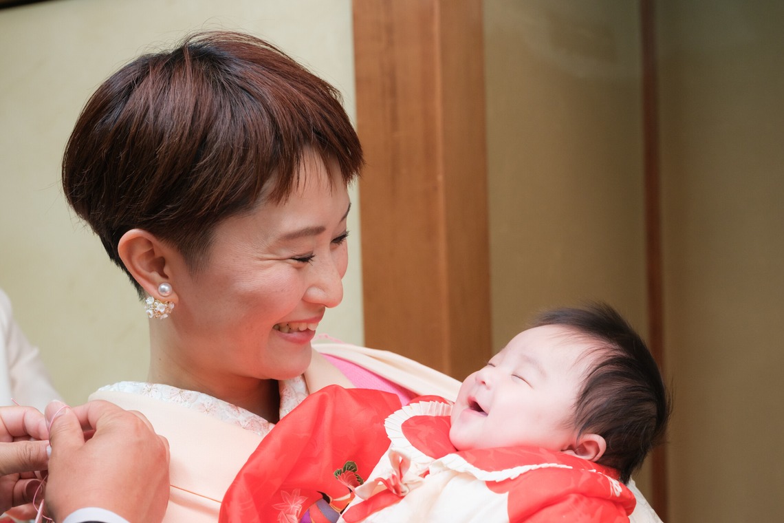 高夏写真店が出張撮影した家族写真(キッズ,ベビーフォト)などが写った「お宮参りの撮影」の家族写真