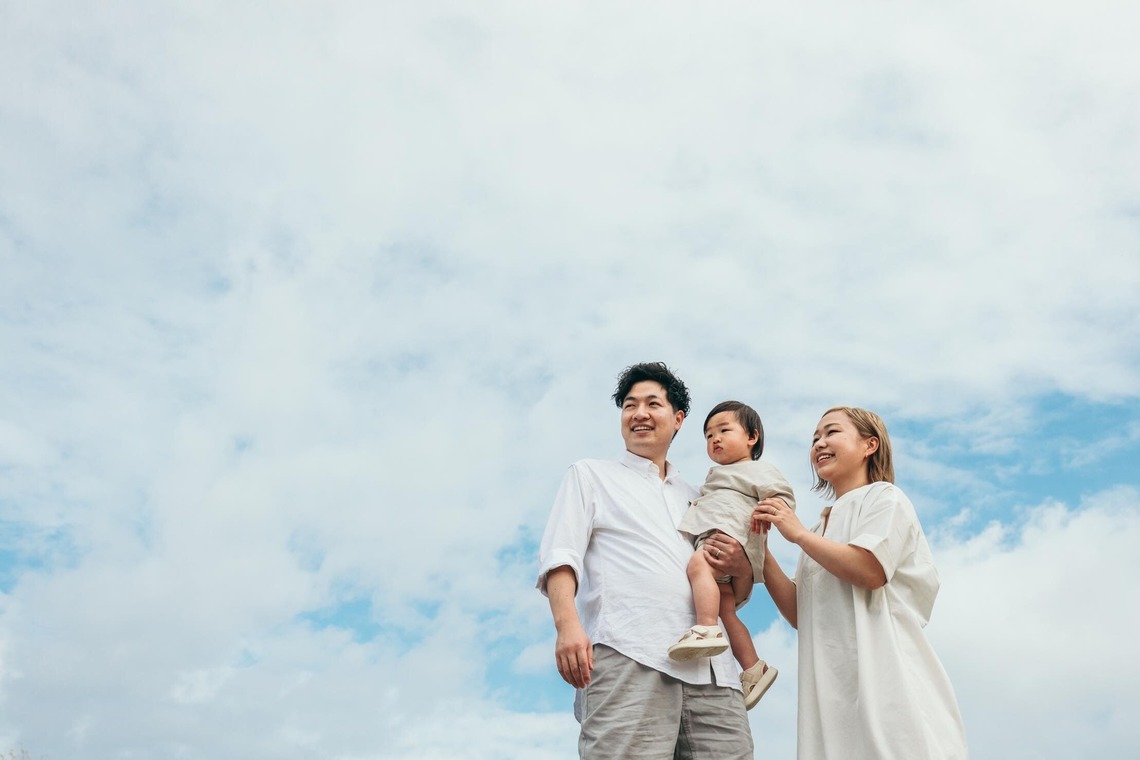 ポートレート沖縄が撮影した「自然の中の家族の自然な姿＠読谷村の海岸と芝生」の写真