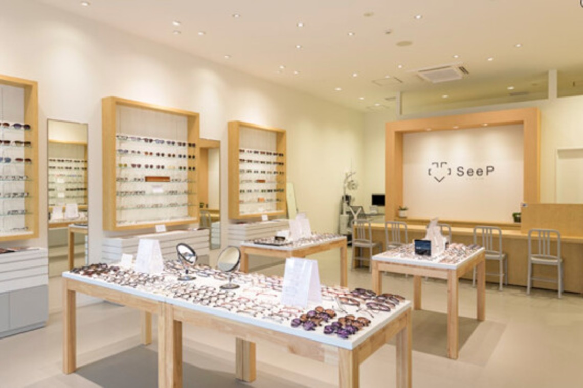 有限会社　澤田スタジオが撮影した「店舗撮影　メガネ」の写真