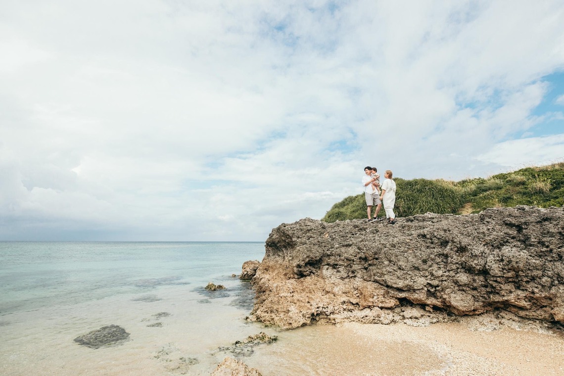 ポートレート沖縄が撮影した「自然の中の家族の自然な姿＠読谷村の海岸と芝生」の写真