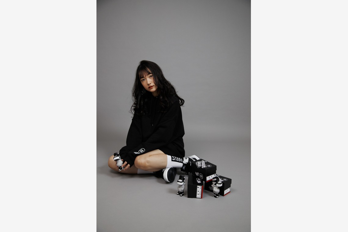 エレーナが撮影した写真のアルバム「HYPEDROP x TOKYOGUNS」