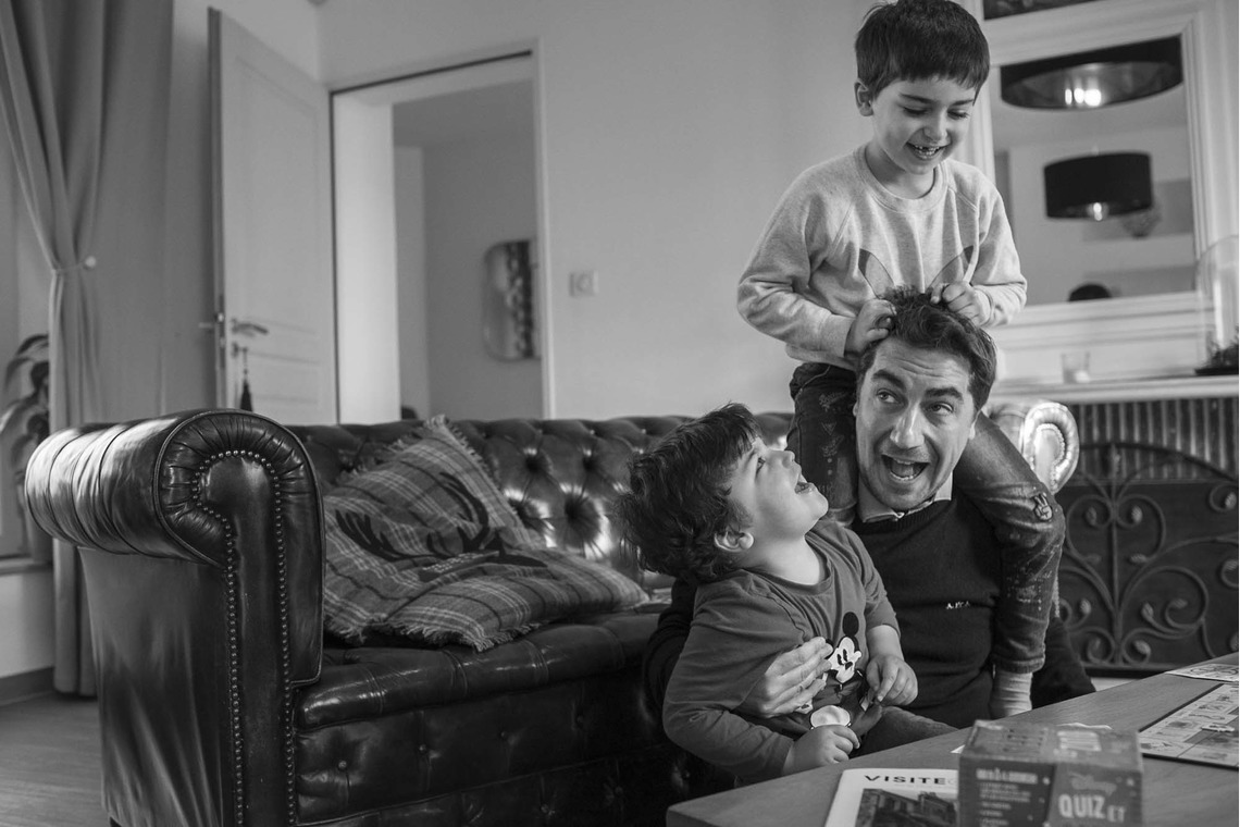 Petite Nao Photographyが出張撮影した家族写真(キッズ,ベビーフォト)などが写った「自宅でのドキュメンタリー形式の家族写真」の家族写真