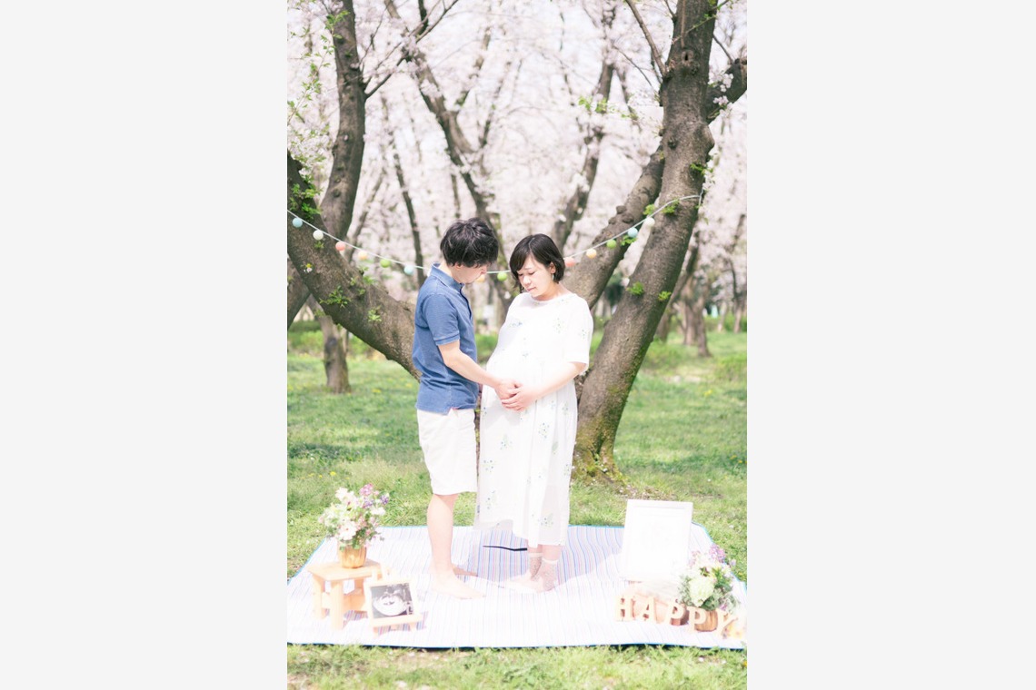 富岡 そよぎが撮影した「桜の季節のマタニティフォト」の写真