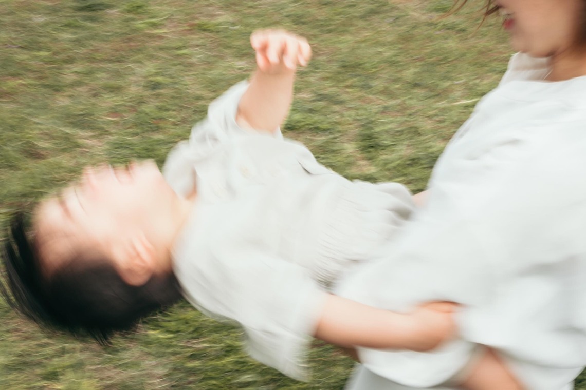 ポートレート沖縄が撮影した家族写真の出張撮影のアルバム「自然の中の家族の自然な姿＠読谷村の海岸と芝生」