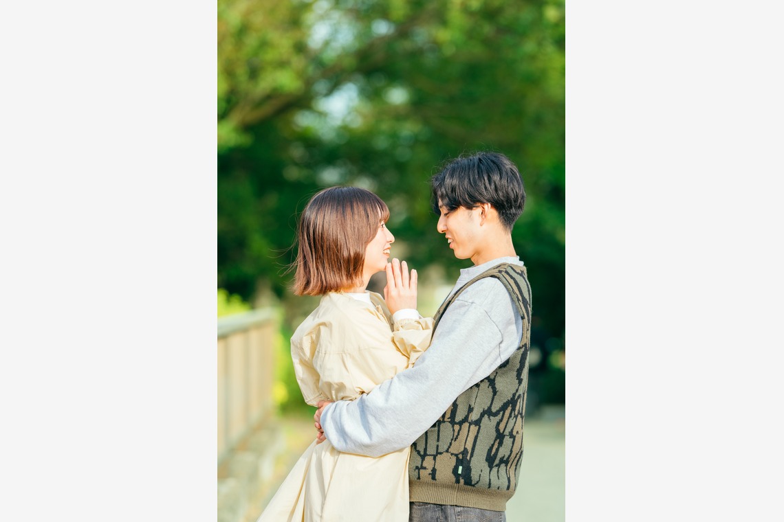 株式会社GESPが出張撮影した家族写真(キッズ,ベビーフォト)などが写った「公園_カップル記念撮影」の家族写真