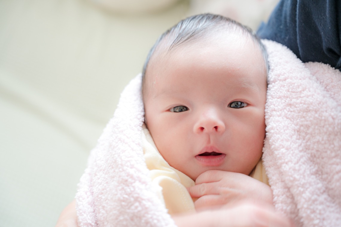 CREATIVE HOUSEが出張撮影した家族写真(キッズ,ベビーフォト)などが写った「ニューボーンフォト」の家族写真