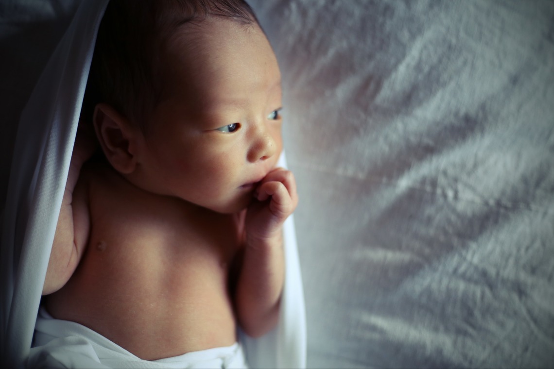 出張撮影HUG TIMEが撮影した「ニューボーンフォト＠ご自宅」の写真