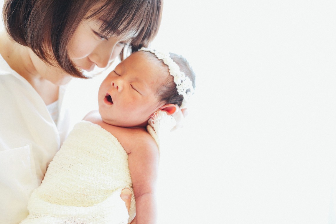 出張撮影HUG TIMEが撮影した「自宅でナチュラルなニューボーンフォト」の写真