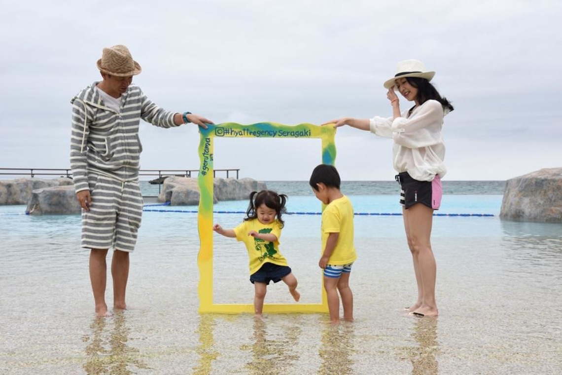 Avenir（山宮 敏明）が出張撮影した家族写真(キッズ,ベビーフォト)などが写った「ホテルで家族写真」の家族写真