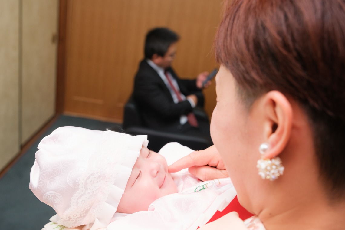 高夏写真店が出張撮影した家族写真(キッズ,ベビーフォト)などが写った「お宮参りの撮影」の家族写真