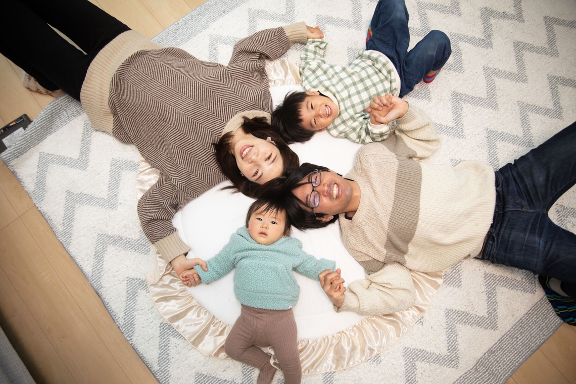 岩坪眞一郎が撮影した家族写真の出張撮影のアルバム「一歳の誕生日記念」