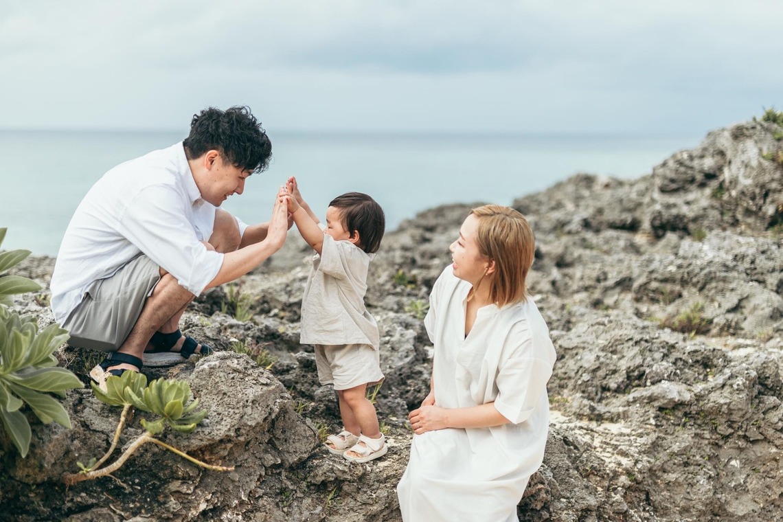 ポートレート沖縄が撮影した「自然の中の家族の自然な姿＠読谷村の海岸と芝生」の写真
