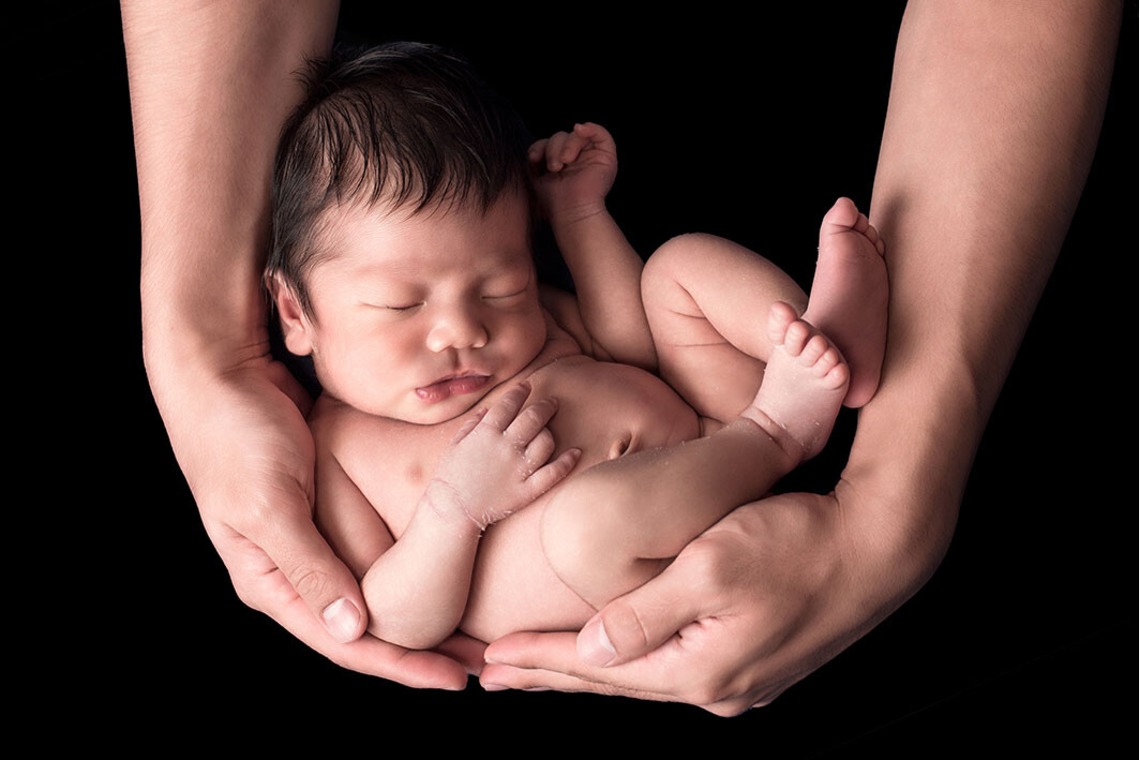 AXiS Photo Servise 藤井靖史が出張撮影した家族写真(キッズ,ベビーフォト)などが写った「ニューボーンフォト」の家族写真