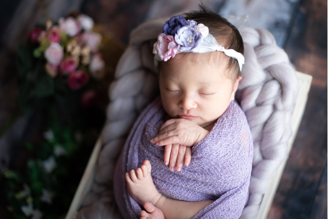 サキヤマ リエが撮影した写真のアルバム「ラベンダー系・黒背景・女の子のニューボーンフォト 」