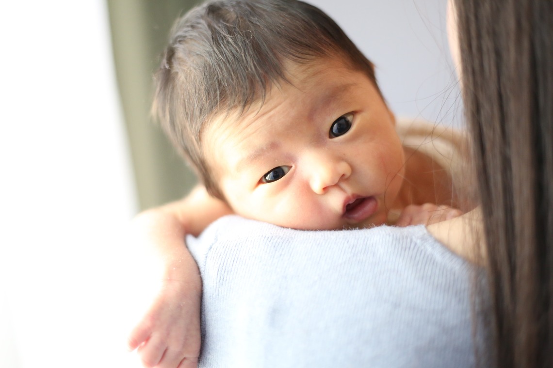 出張撮影HUG TIMEが出張撮影した家族写真(キッズ,ベビーフォト)などが写った「ニューボーンフォト＠自宅撮影」の家族写真