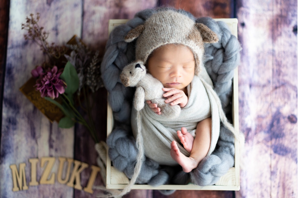 サキヤマ リエが撮影した「ベージュ系・犬のぬいぐるみ・男の子のニューボーンフォト」の写真