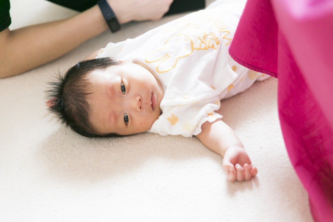 24to Produceが出張撮影した家族写真(キッズ,ベビーフォト)などが写った「ニューボーンフォト」の家族写真