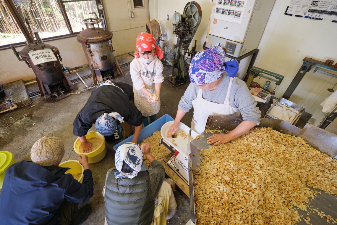 中村將一写真事務所が出張撮影した家族写真(キッズ,ベビーフォト)などが写った「味噌作り仕込み」の家族写真