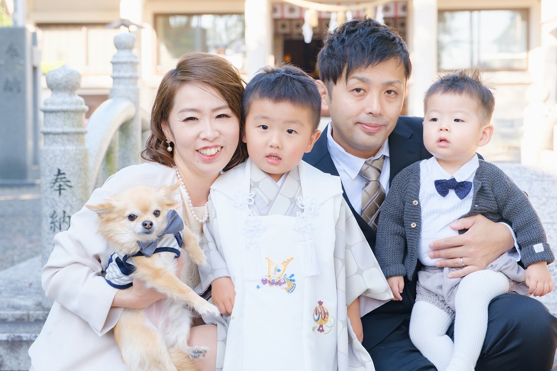 高夏写真店が出張撮影した家族写真(キッズ,ベビーフォト)などが写った「七五三の撮影」の家族写真