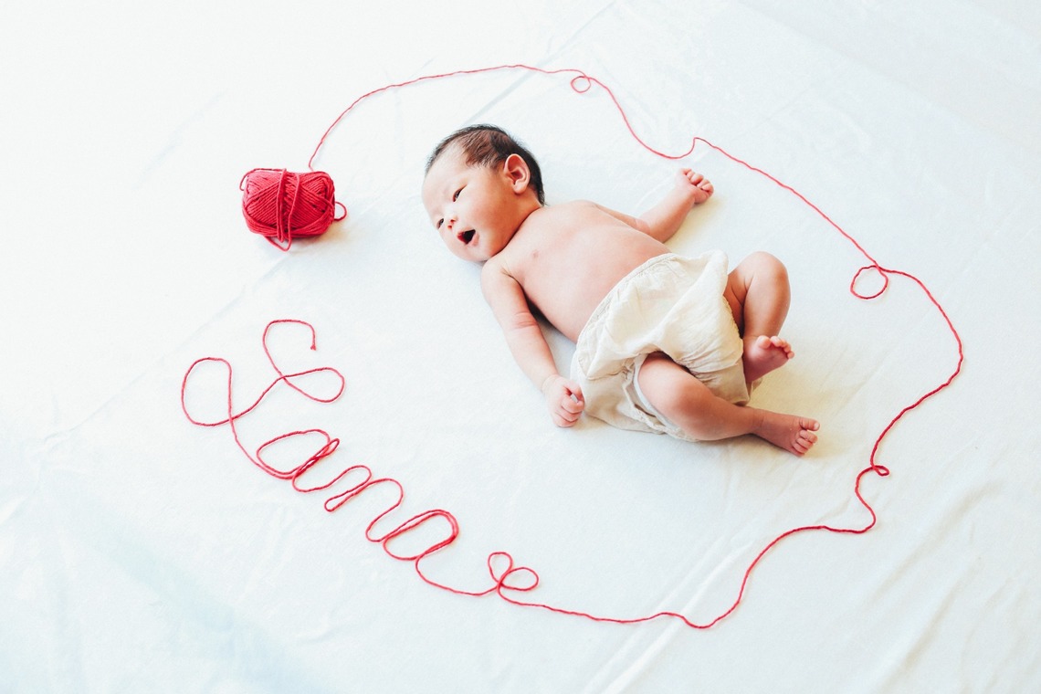 出張撮影HUG TIMEが出張撮影した家族写真(キッズ,ベビーフォト)などが写った「自宅でナチュラルなニューボーンフォト」の家族写真